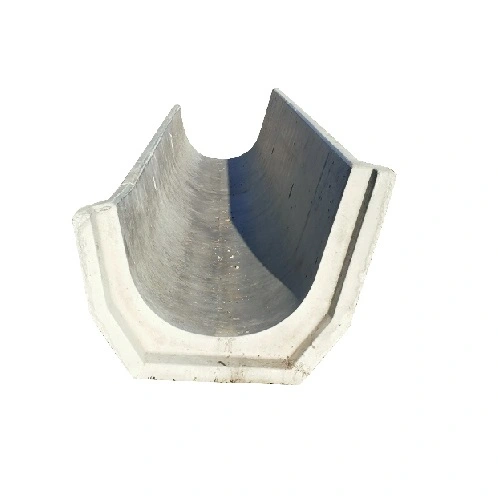 Canale per irrigazione o scolo con lato ribassato